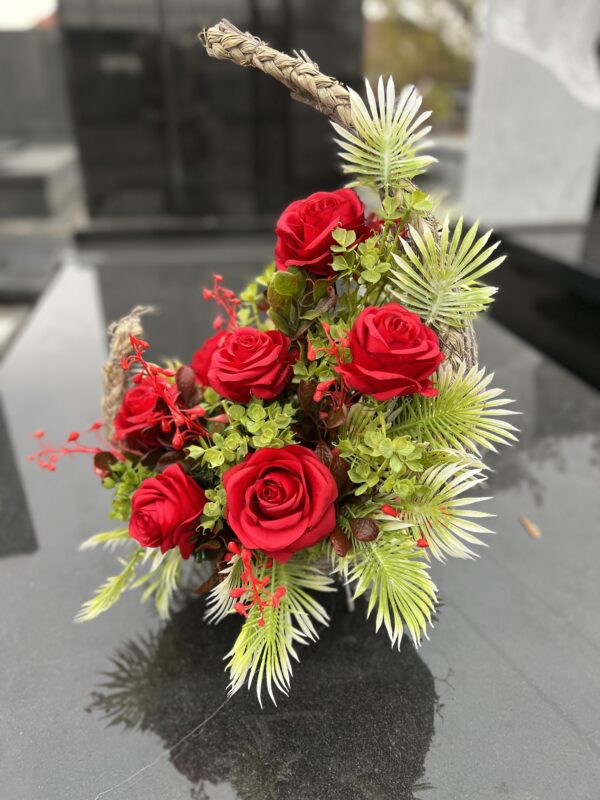 Dekoracja nagrobna w koszu ''Red Roses and Greenery''