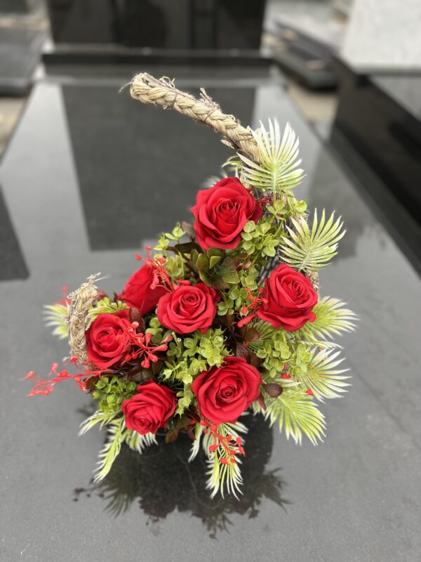 Dekoracja nagrobna w koszu ''Red Roses and Greenery'' - obrazek 3