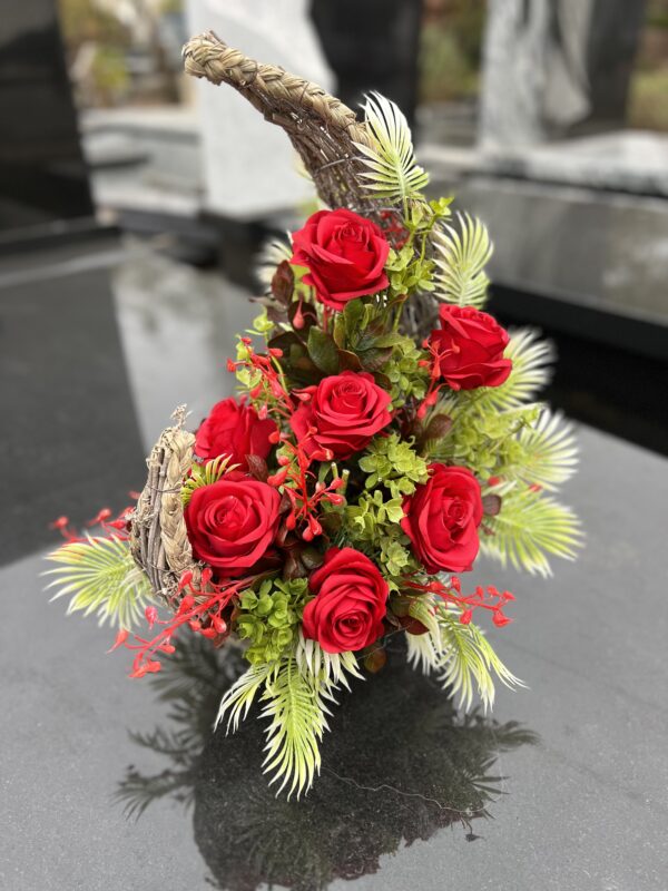 Dekoracja nagrobna w koszu ''Red Roses and Greenery'' - obrazek 5