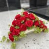 Kompozycja nagrobna ''Remembrance in Red and Green'' - obrazek 3